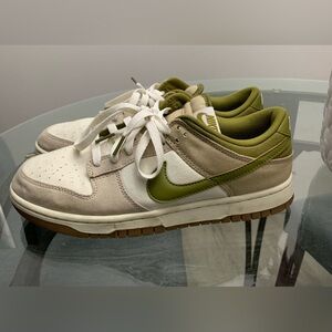 Nike Dunks low Men's Green and Beige Sneakers size 8